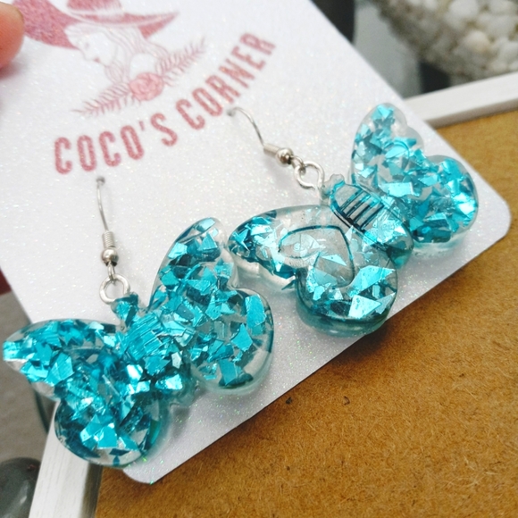Clear butterfly dangle resin earrings - Picture 6 of 7